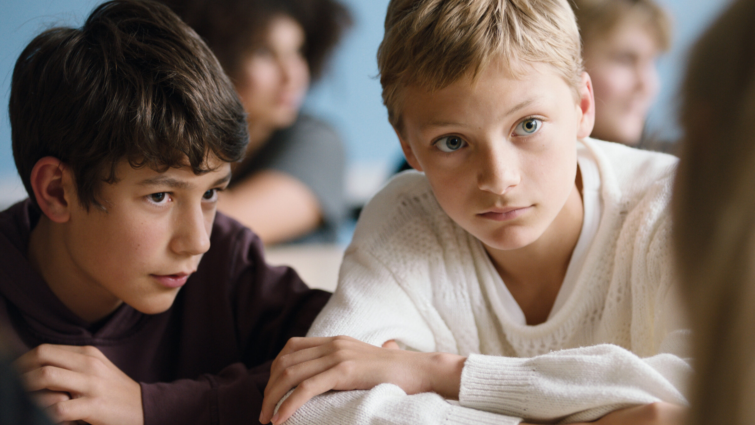 "Close": Léo und Rémi, zwei Teenager im Alter von ca. 13 Jahren sitzen in der Schule nebeneinander. Sie wirken vertraut, der dunkelhaarige Rémi neigt sich zum blonden Léo, als wollte er ihm etwas zuflüstern.