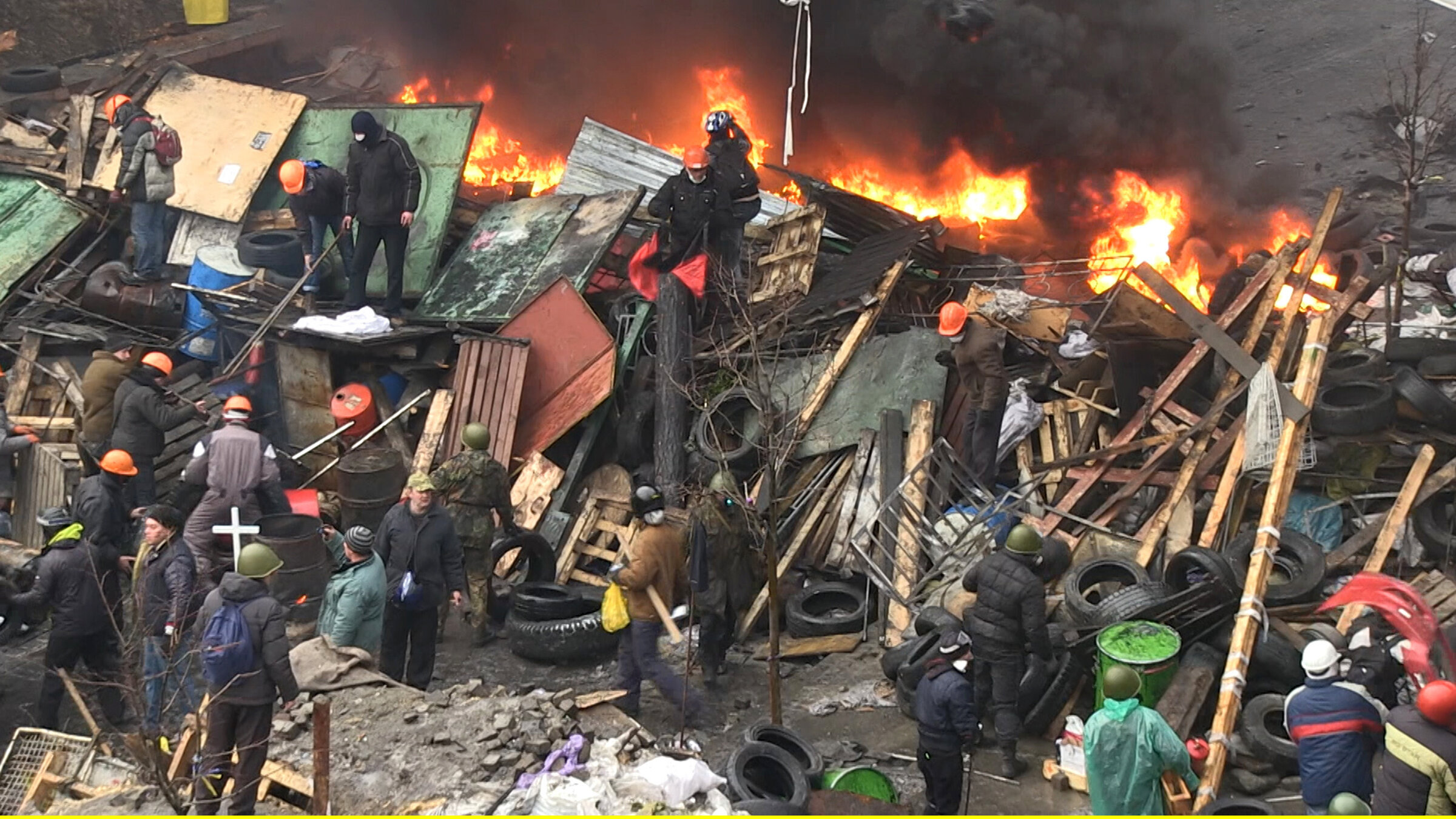 "10 Jahre Krieg - Wie die Ukraine für ihre Freiheit kämpft": Auf dem Majdan wurde vor 10 Jahren eine neue ukrainische Gesellschaft geboren. Mit Barrikaden und unter Einsatz ihres Lebens kämpften Aktivisten auf dem Unabhängigkeitsplatz in Kyiv für die Freiheit ihres Landes und einen pro-westlichen Kurs der Ukraine.