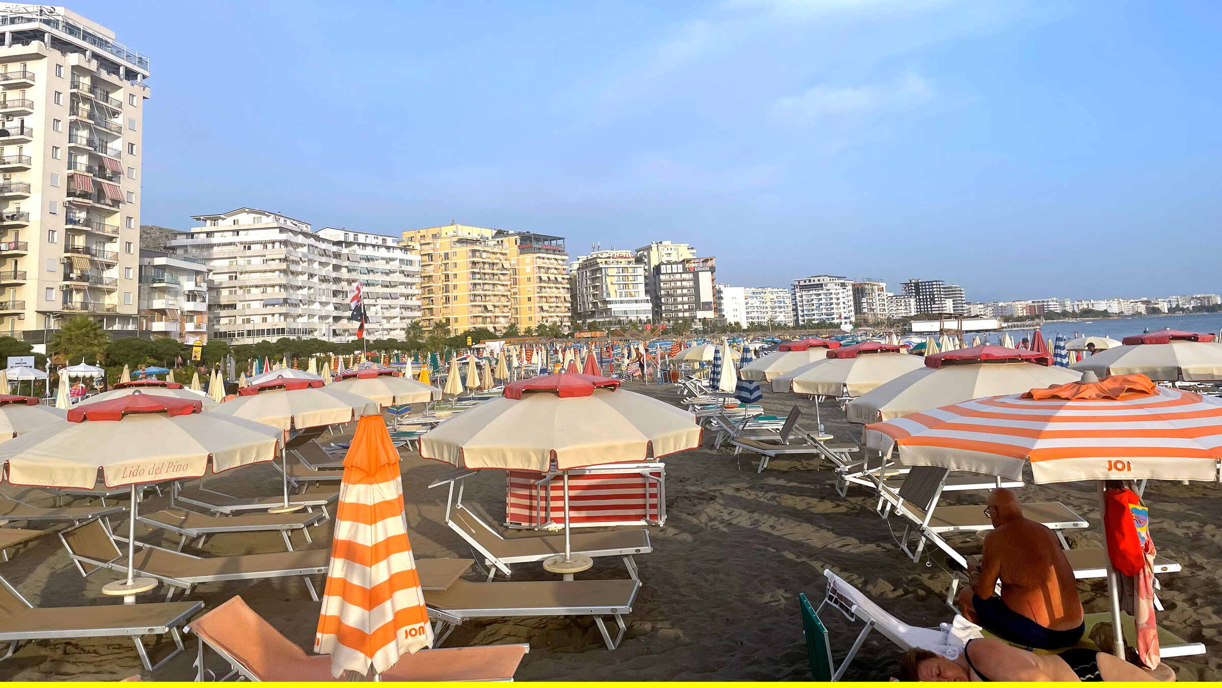 "Kritisch reisen: Albanien - Wilde Schönheit und Beton": Der albanische Badeort Shëngjin an der Adriaküste:  Bettenbunker an Bettenbunker.
