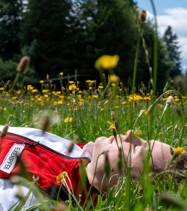 "Einfach Elli - Neuanfang": Auf einer Wiese liegt Elli Kempfer (Klara Deutschmann) und schaut in den Himmel.