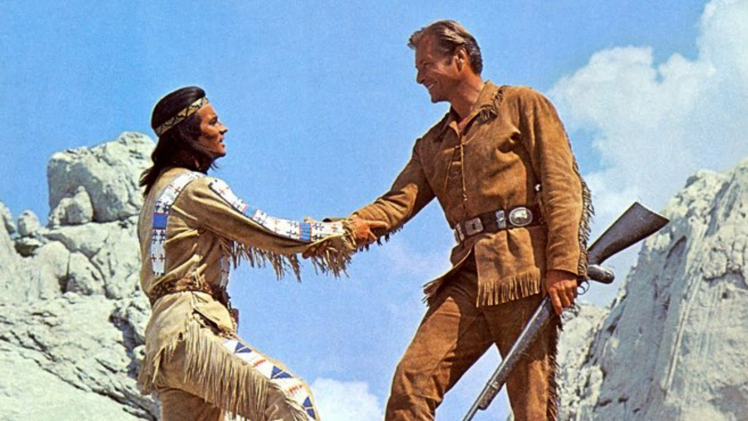"Winnetou 3. Teil": Winnetou (Pierre Brice) und Old Shatterhand (Lex Barker) stehen sich in einer Felslandschaft gegenüber und geben sich die Hand zur Begrüßung.
