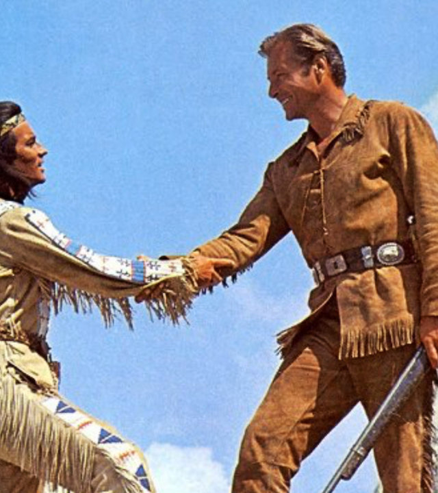 "Winnetou 3. Teil": Winnetou (Pierre Brice) und Old Shatterhand (Lex Barker) stehen sich in einer Felslandschaft gegenüber und geben sich die Hand zur Begrüßung.