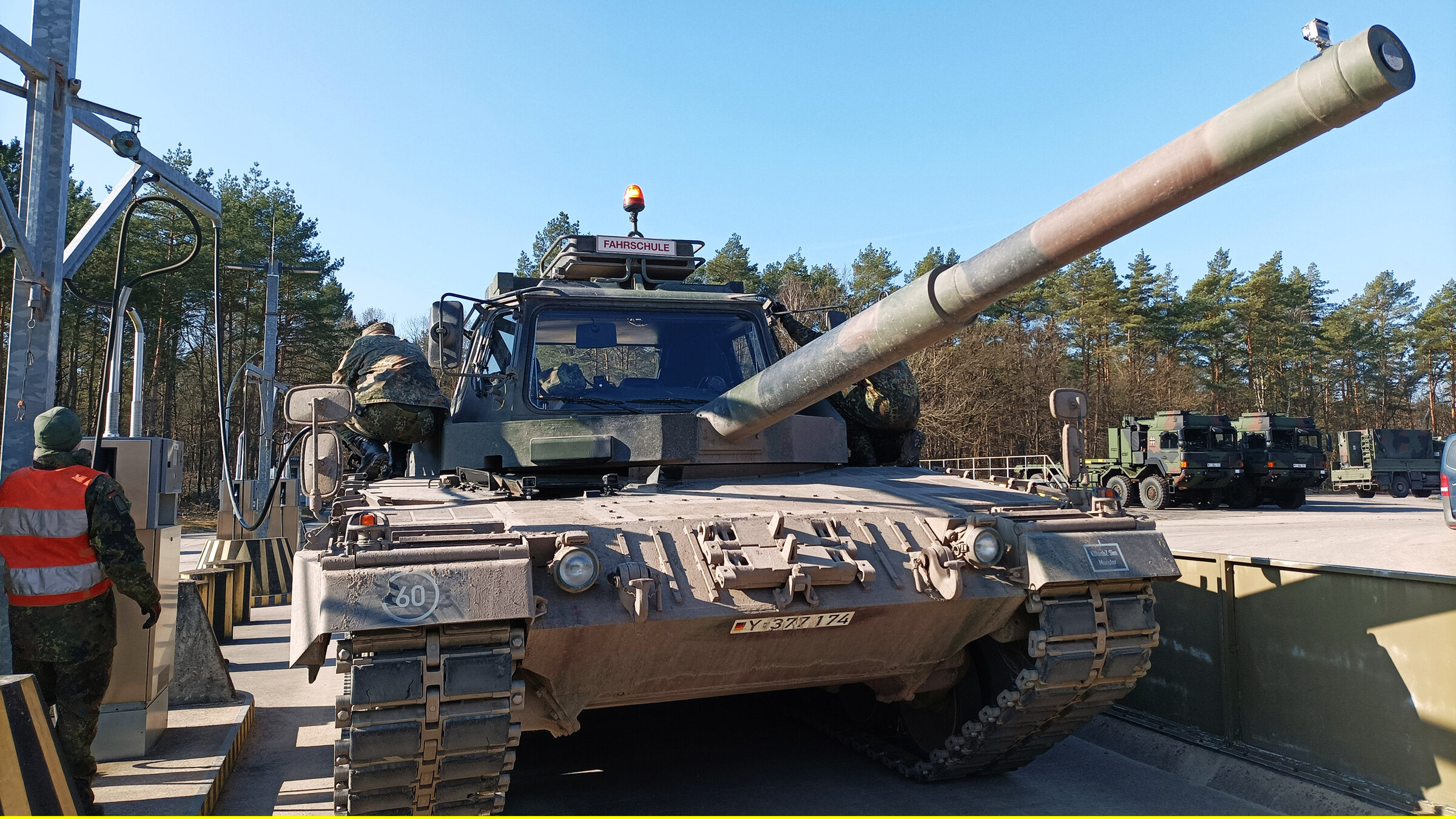 "Die Nordreportage: Die Panzer-Fahrschule": Der Fahrschulpanzer Leopard 2 A4 verbraucht im Durchschnitt rund 5 Liter Treibstoff pro Kilometer. Seine beiden Tanks fassen zirka 1.200 Liter Diesel.