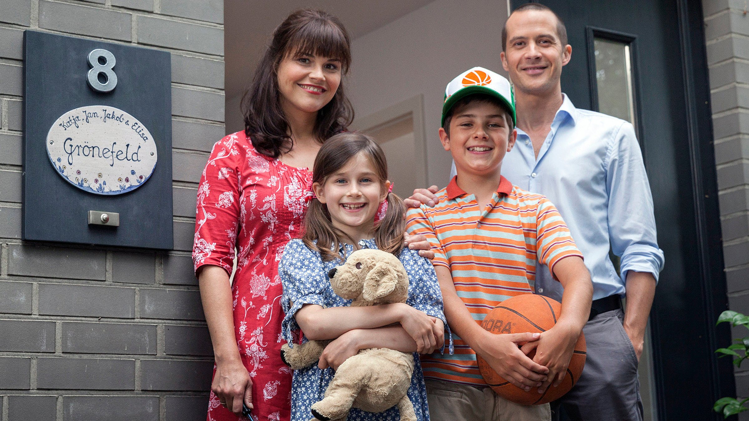 "Immer wieder anders": Jan (Barnaby Metschurat, re.) und Katja (Katharina Wackernagel, li.) sind mit ihren beiden Kindern Jakob (Mindor Behrens) und Elisa (Marleen Quentin) in ihr neues Haus eingezogen.