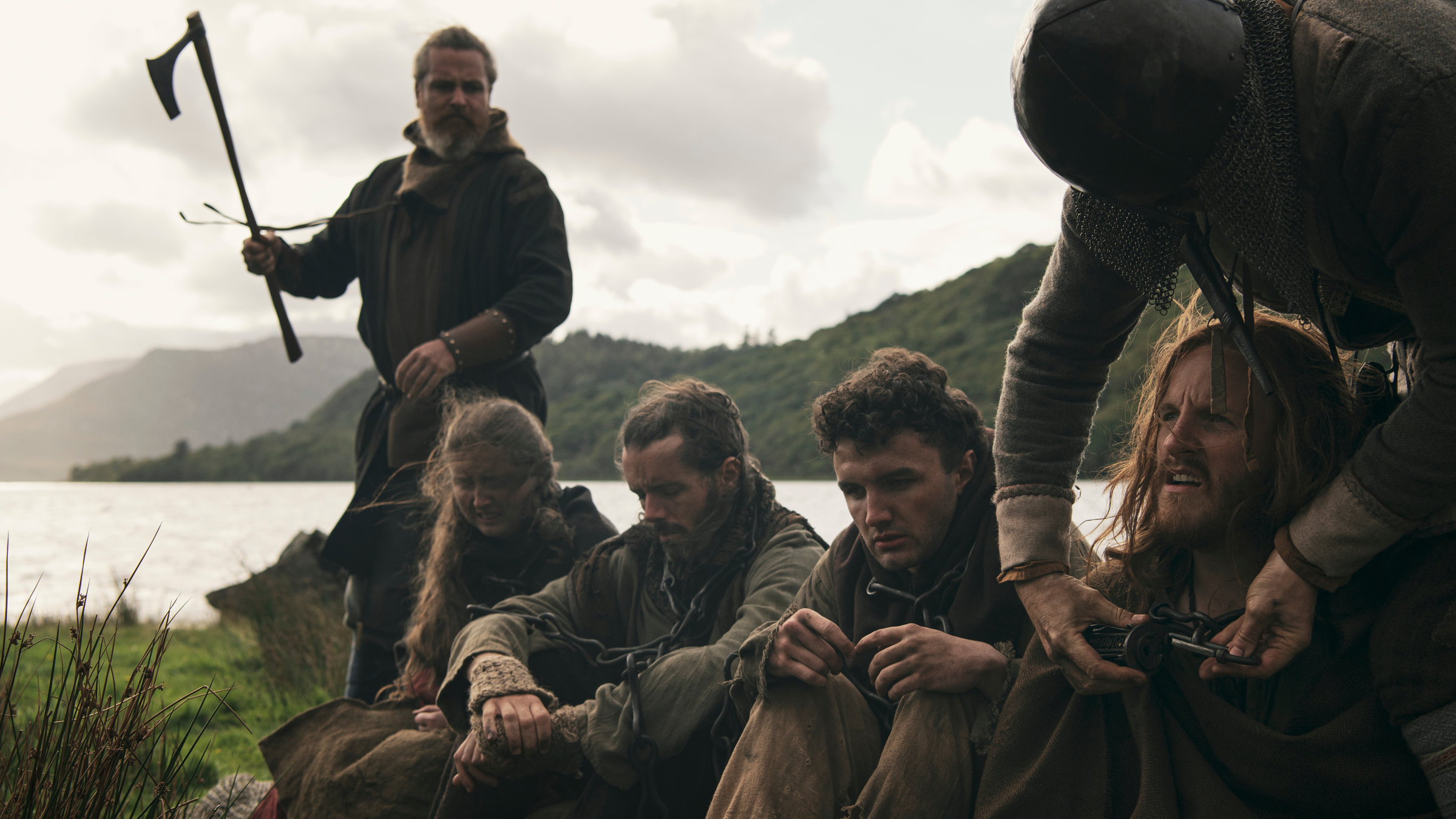 "ZDF-History: Die Sklaven der Wikinger": Nachgestellte Szene. Bewohner Irlands geraten in die Gefangenschaft von Wikingern.