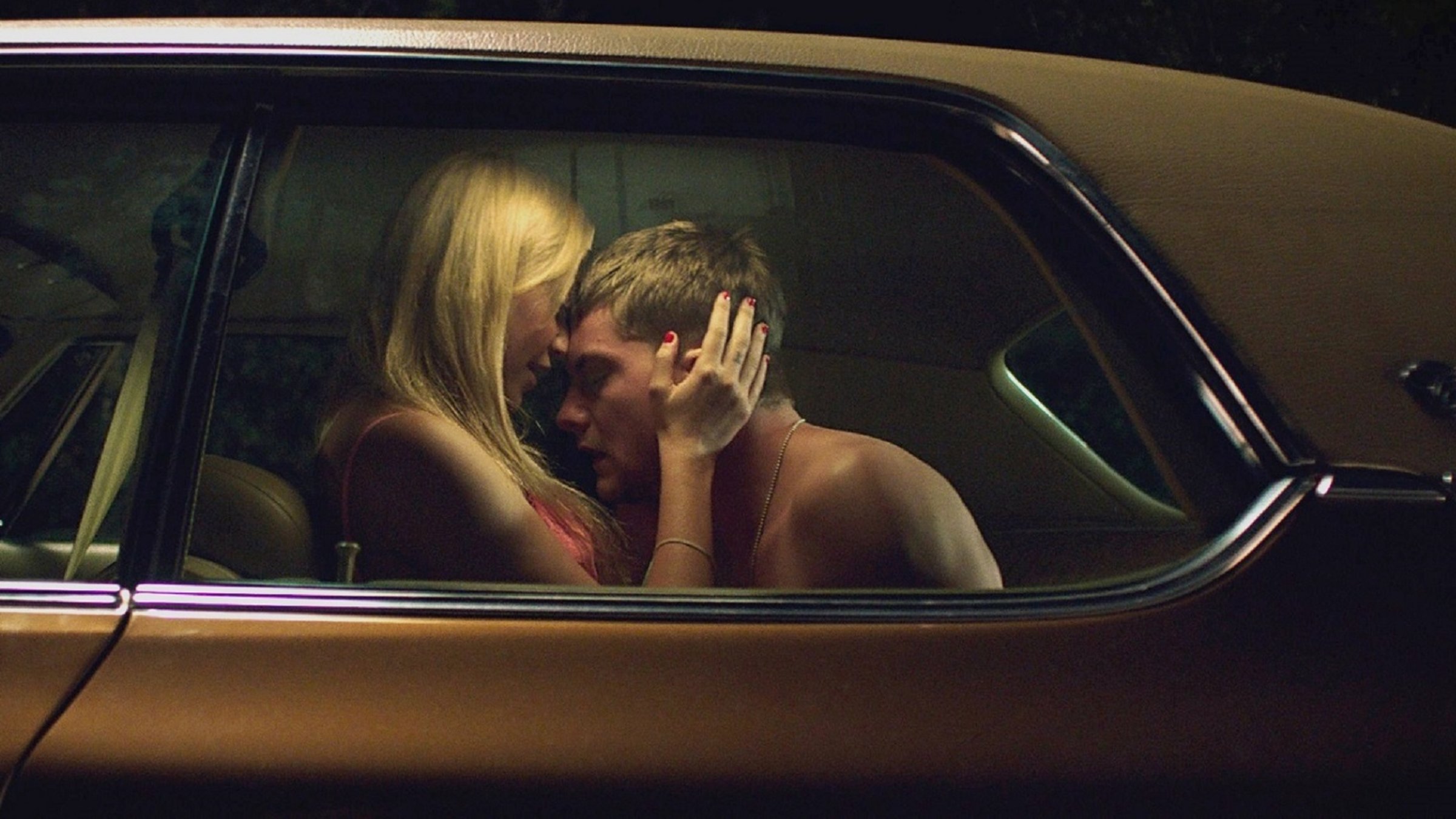 Даю в машине. It follows (Дэвид Роберт Митчелл, 2014). Maika Monroe it follows. Машина любви. Поцелуй в машине.