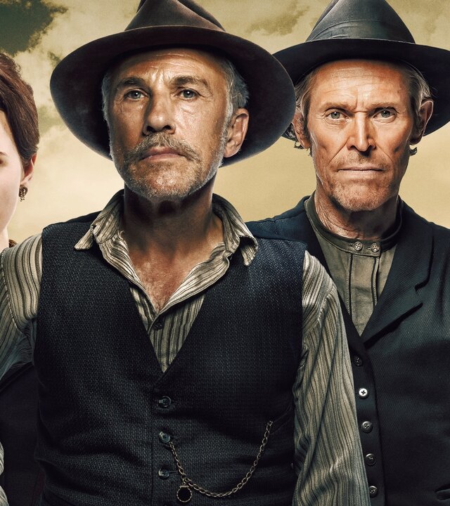 "Dead for a Dollar": Montage: Die Porträtaufnahmen von Rachel Kidd (Rachel Brosnahan), Max Borlund (Christoph Waltz), Joe Cribbens (Willem Dafoe) und Elijah Jones (Brandon Scott) liegen nebeneinander, alle sehen in die Kamera.
