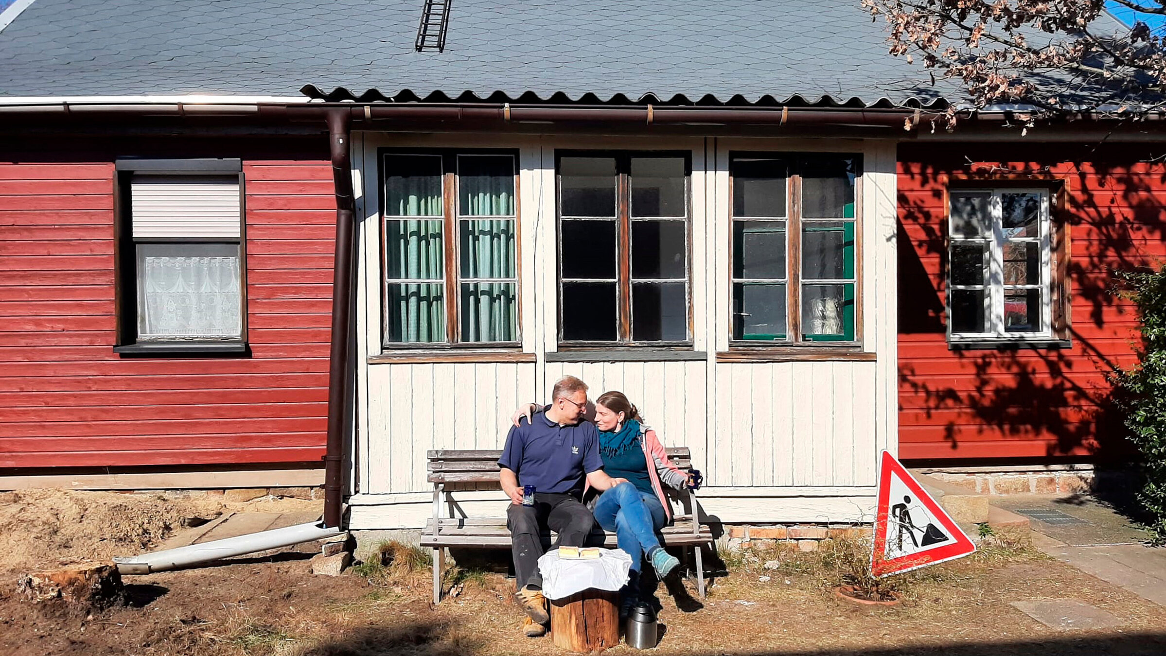 "Nieskys vergessene Häuser - Holzbauten von Weltruhm": Ehepaar Sandig vor ihrem Holzhaus.