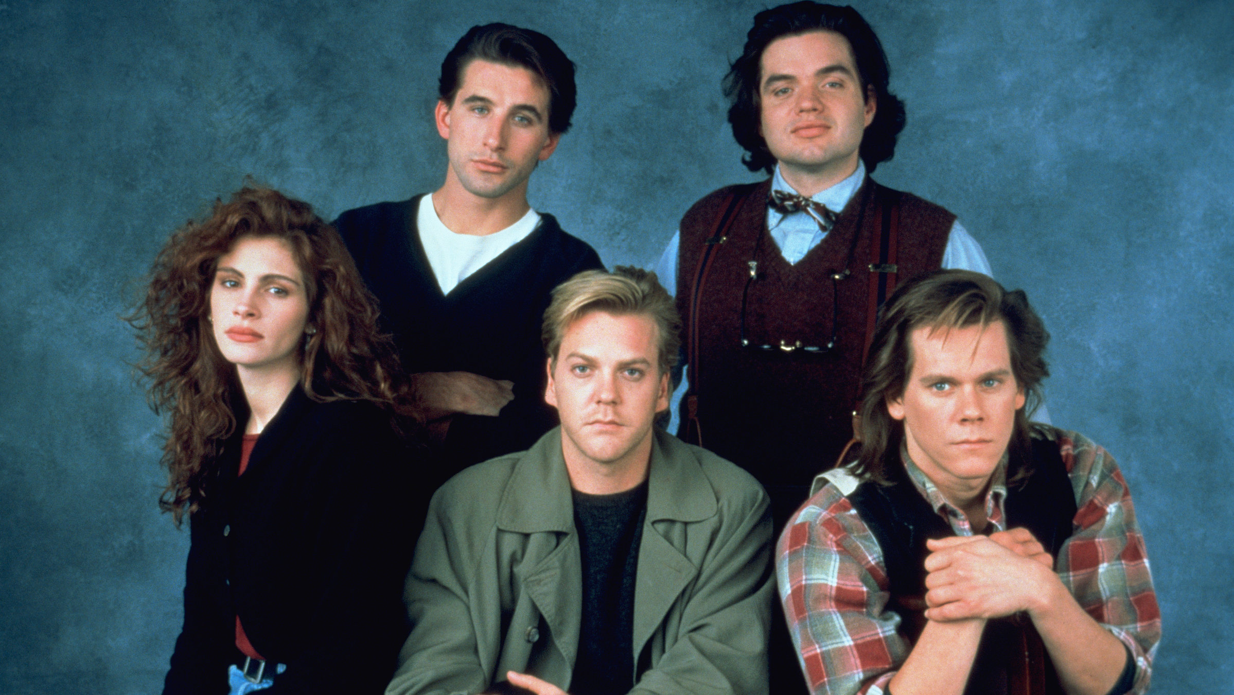"Flatliners - Heute ist ein schöner Tag zum Sterben": Gruppenbild der fünf Medizinstudenten Nelson (Kiefer Sutherland), Rachel (Julia Roberts), David (Kevin Bacon), Joe (William Baldwin) und Randy (Oliver Platt) in Alltagskleidern.