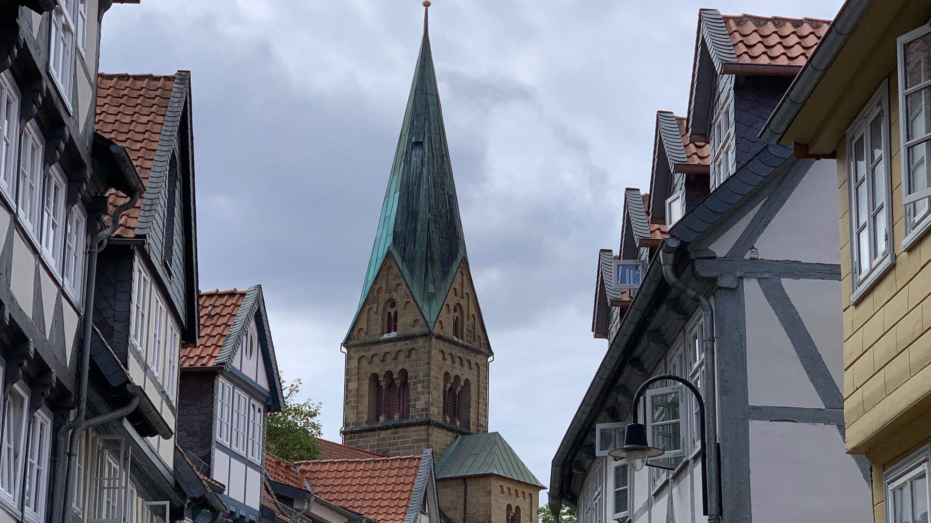 "Katholischer Pfingstgottesdienst - Zerbrochenes Herz": Blick auf die Altstadt und den Kirchturm der Pfarrkirche Sankt Petrus in Wolfenbüttel.