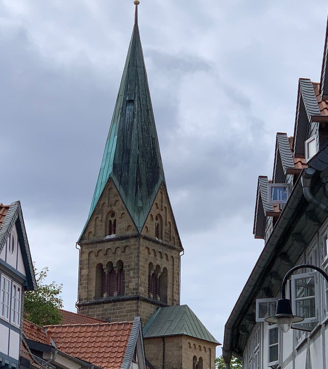 "Katholischer Pfingstgottesdienst - Zerbrochenes Herz": Blick auf die Altstadt und den Kirchturm der Pfarrkirche Sankt Petrus in Wolfenbüttel.