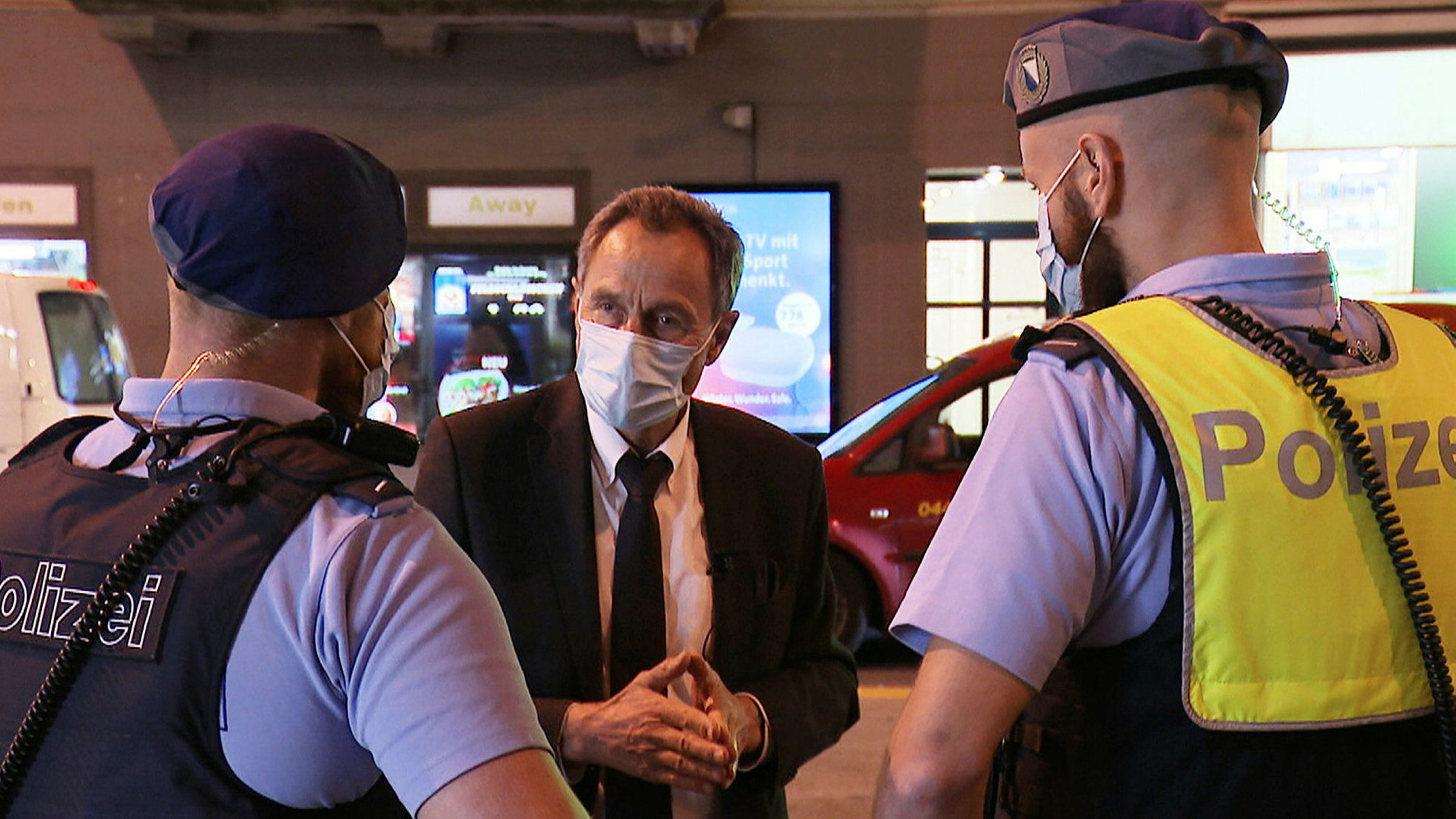 "Marco Cortesi tritt ab – Der Polizeisprecher als Medienstar": Der Polizeisprecher als Medienstar Marco Cortesi im Einsatz an der Langstrasse.