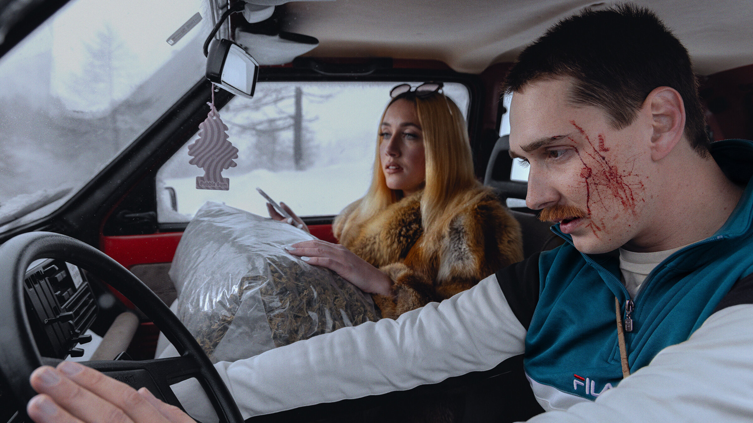 "Tschugger I (2/5) - Tomatsossu": Kommen in eine Polizeikontrolle: Annalena Miano als Valmira, Arsène Junior Page als Juni.