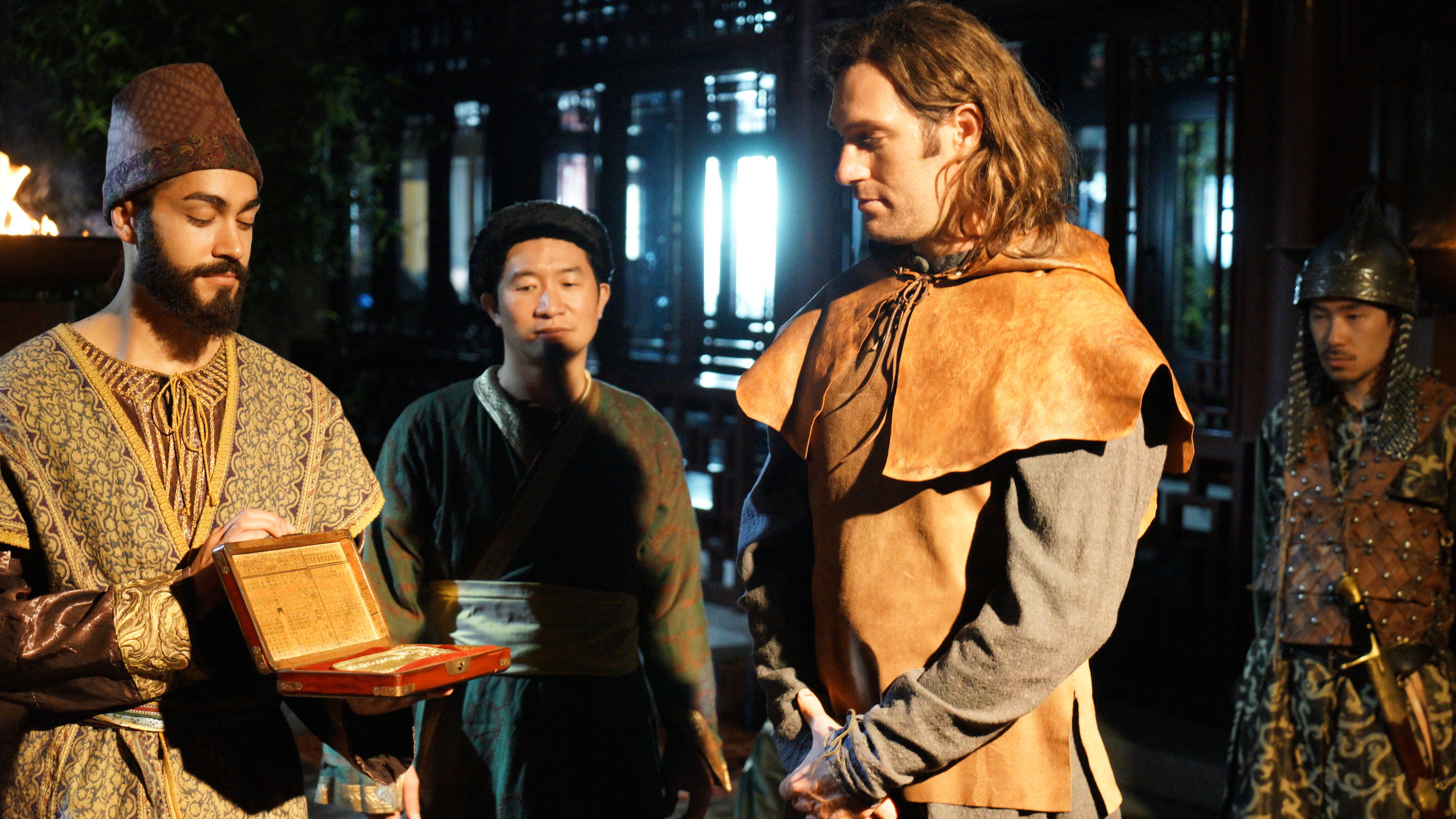 "Marco Polo - Entdecker oder Lügner?": Marco Polo (Ben Braun) steht vor einem Mann, der ihm eine Schatulle entgegenhält.