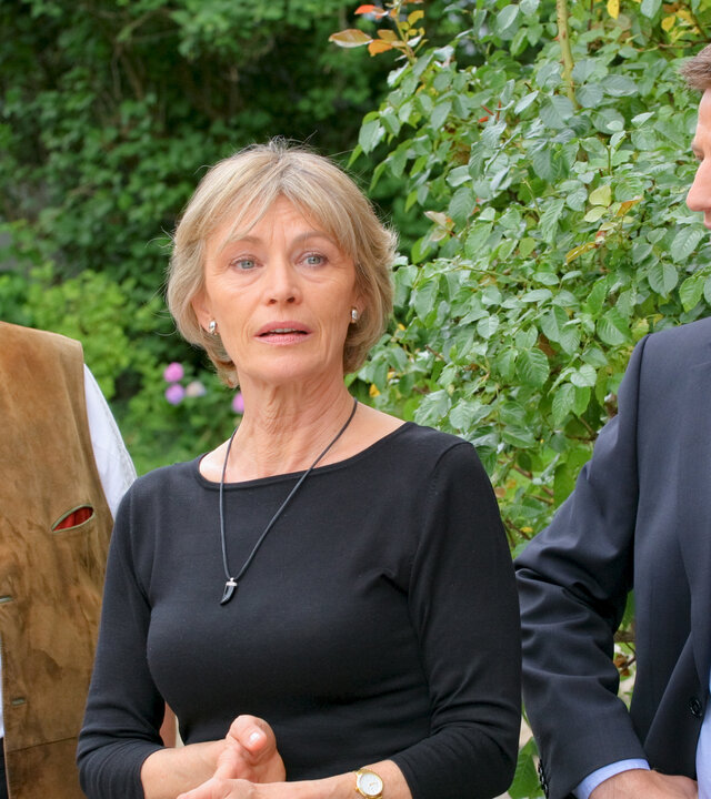 "Die Rosenheim-Cops - Mörderische Rache": Vor dem Haus befragen die Kommissare Korbinian Hofer (Joseph Hannesschläger) und Sven Hansen (Igor Jeftic) Sabine Giese (Ilona Grübel).