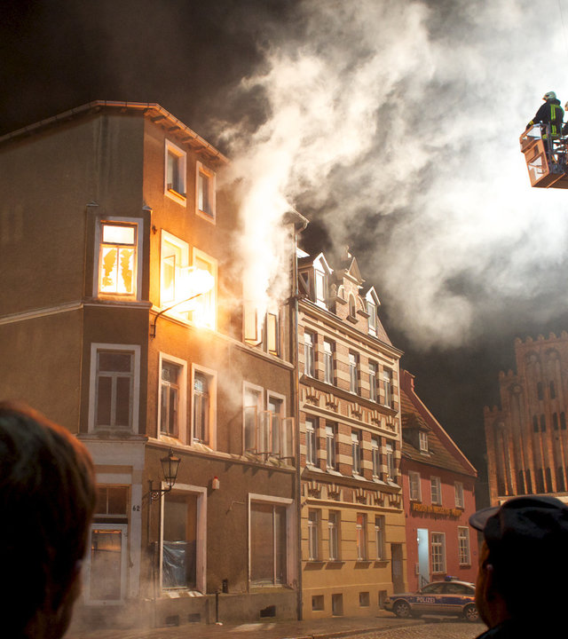 "SOKO Wismar - Brandbeschleuniger": Aus den Fenstern im zweiten Stock eines großen Hauses schlagen Flammen.