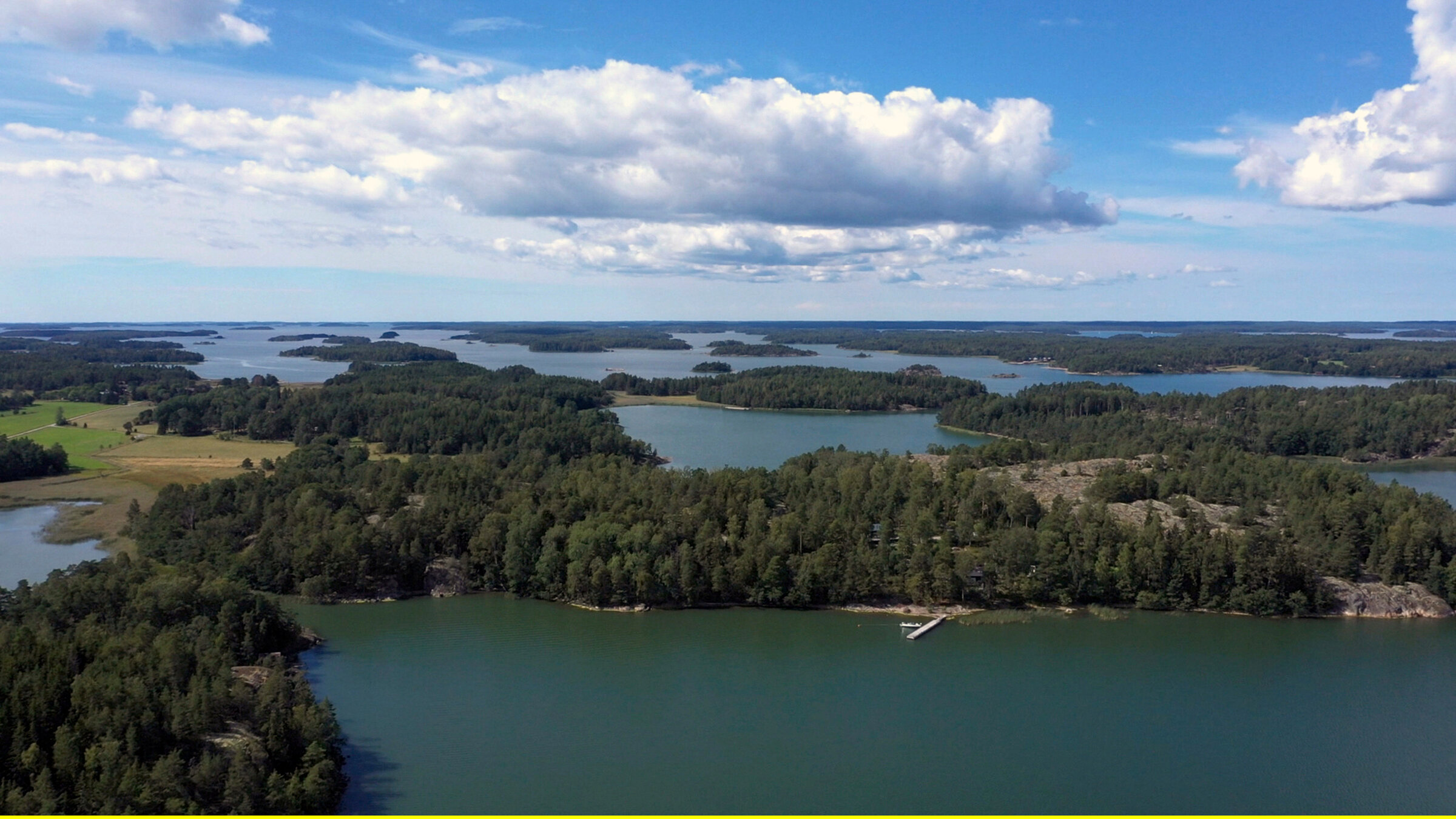 "mareTV: Das finnische Schärenmeer": Wald und Wasser: Rund 33.000 Menschen leben auf den Schären vor Turku, statistisch gesehen hat also jeder Mensch mehr als eine Insel zur Verfügung.