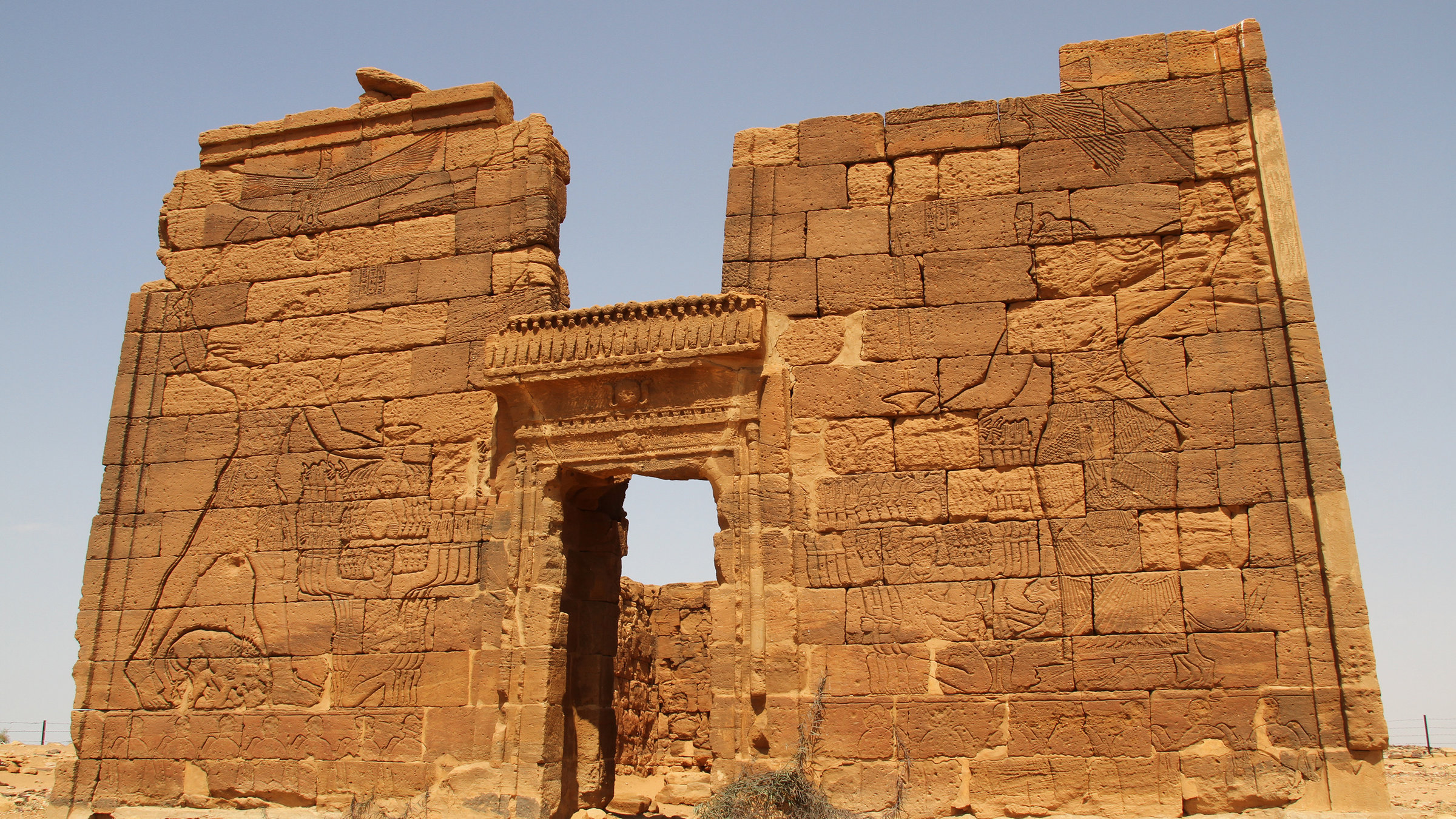 "Schätze der Welt, Erbe der Menschheit: Meroe, Sudan" - Der Löwentempel von Naga: Die Reliefs zeigen den König und die Königin als Weltherrscher.