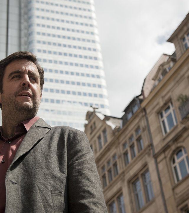 "Morgen hör ich auf - Schöner Schein": Jochen Lehmann (Bastian Pastewka) in der Frankfurter Innenstadt.