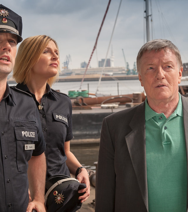 "Notruf Hafenkante - Abgetaucht": Mattes (Matthias Schloo) und Melanie (Sanna Englund) stehen mit Werner Grün (Manfred Zapatka) am Hafen. Sie schauen alle in die gleiche Richtung.