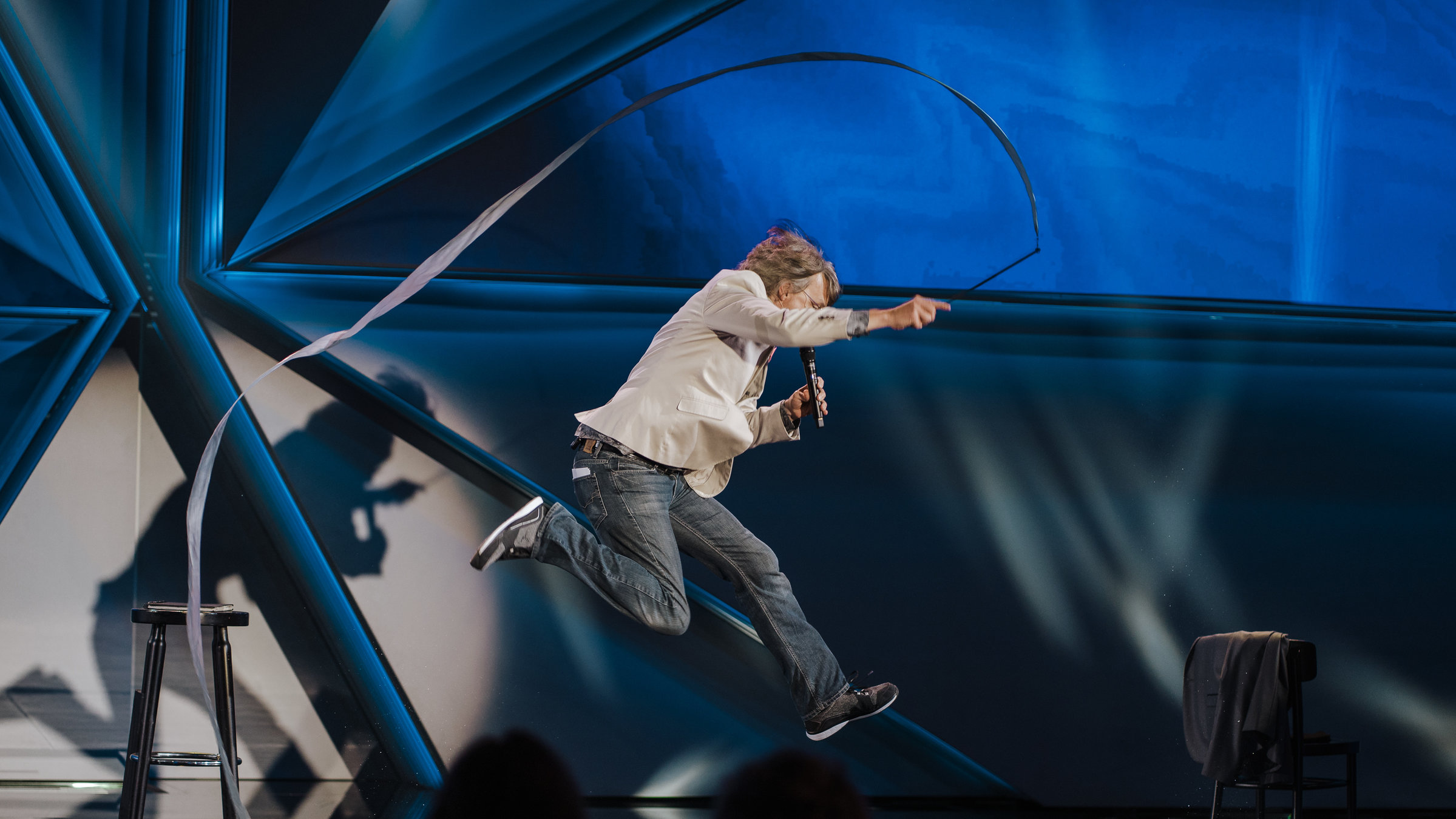 "Christoph Sieber: Ich will mich nicht gewöhnen": Christoph Sieber auf der Bühne