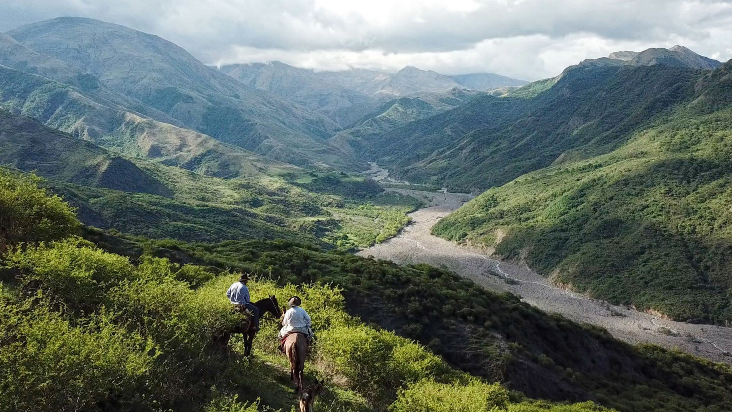 "Magische Anden - Argentinien und Chile - Der Norden": Zwei Gauchos in dem Andental „ Puerta del cielo“ – das Tor zum Himmel, nahe Salta in Argentinien.