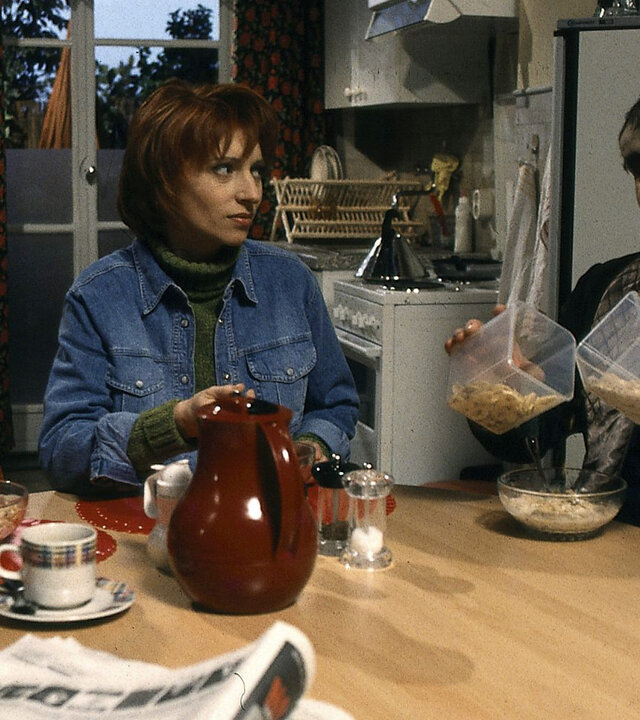 "Sprechstunde bei Dr. Frankenstein": Franzi (Floriane Eichhorn), Charly (Silke Matthias) und Lenni ((Michael Trischan) sitzen beim Frühstück an einem runden Tisch in der Küche.