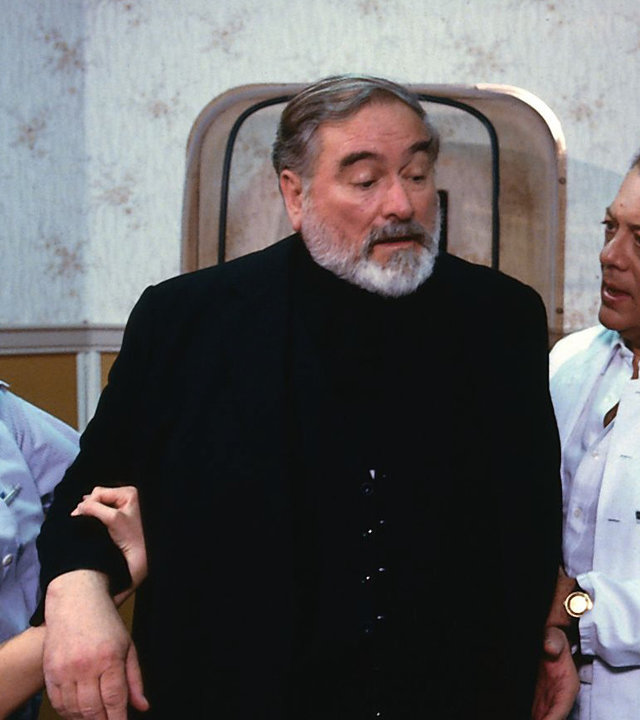 "Die Schwarzwaldklinik - Wie du mir, so ich dir": Pfarrer Kleinschmidt (Hans Wyprächtiger) wird von Prof. Brinkmann (Klausjürgen Wussow) und Schwester Ina (Gaby Fischer) gestützt.