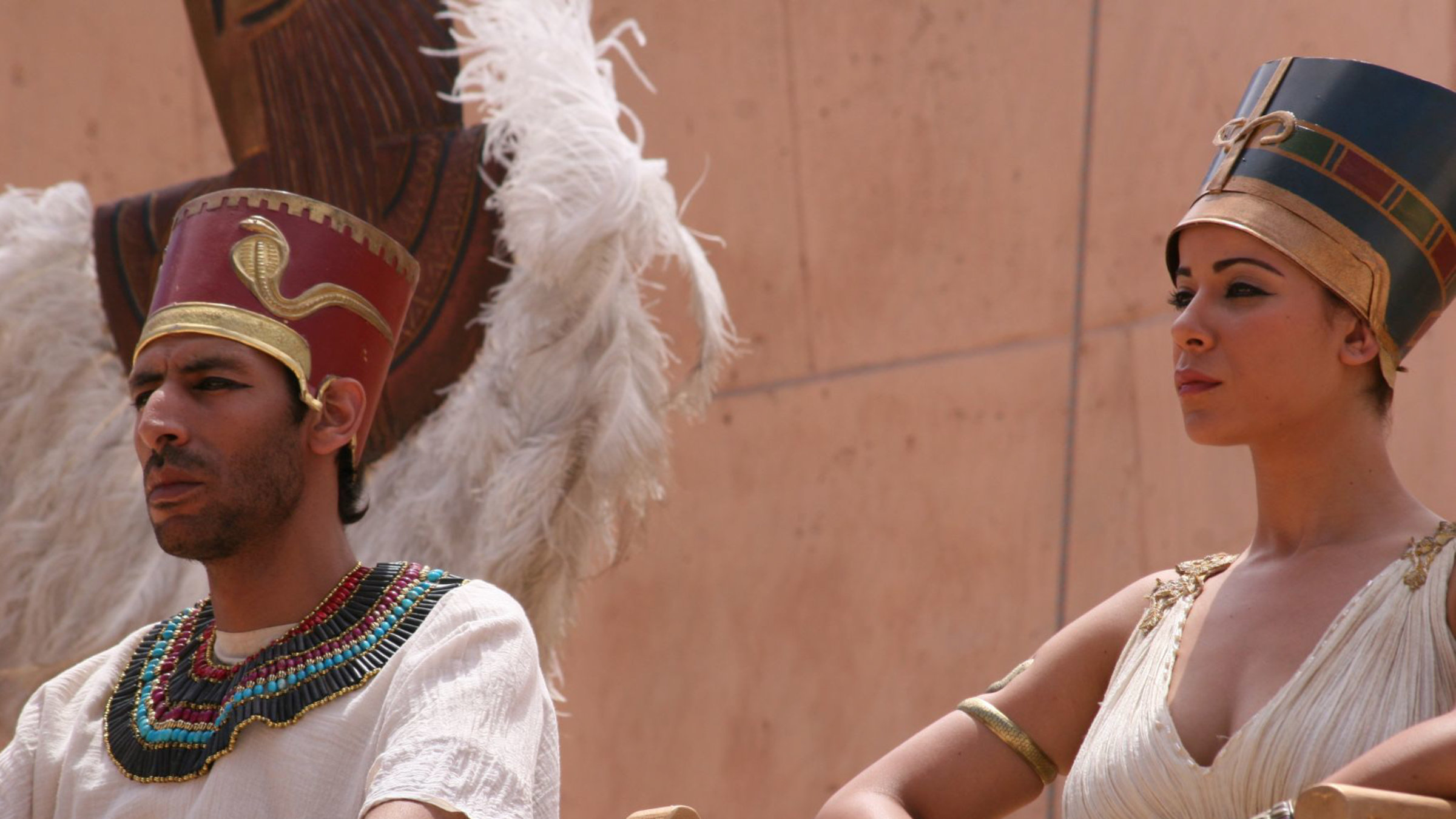 "Ägypten - Im Zeichen des Sonnengottes" - Echnaton (Salah Bensalah) und Nofretete (Leila Hadioui) gründen die Stadt Achet-Aton (das heutige Amarna).