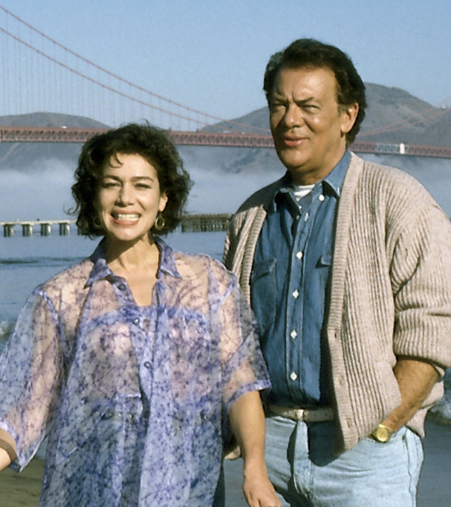 "Die Schwarzwaldklinik - Die Reise nach Amerika (2)": Maria Rotenburg (Hannelore Elsner) und Prof. Brinkmann (Klausjürgen Wussow) vor der Golden Gate Bridge in San Francisco.