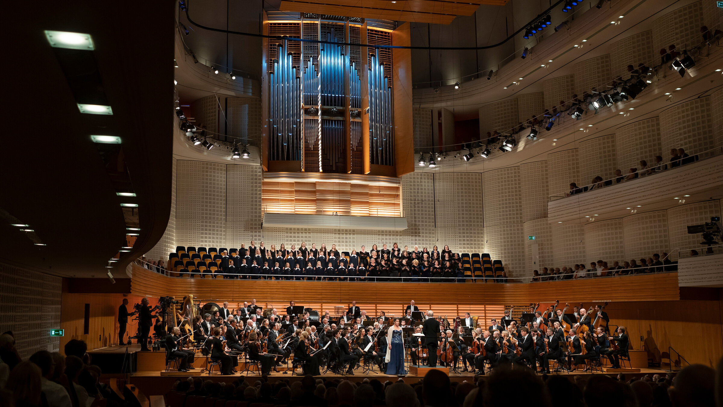 "Lucerne Festival 2023": Paavo Järvi dirigiert das LUCERNE FESTIVAL ORCHESTRA mit den Damen des Chors des Bayerischen Rundfunks, der Luzerner Kantorei und Wiebke Lehmkuhl als Solistin.