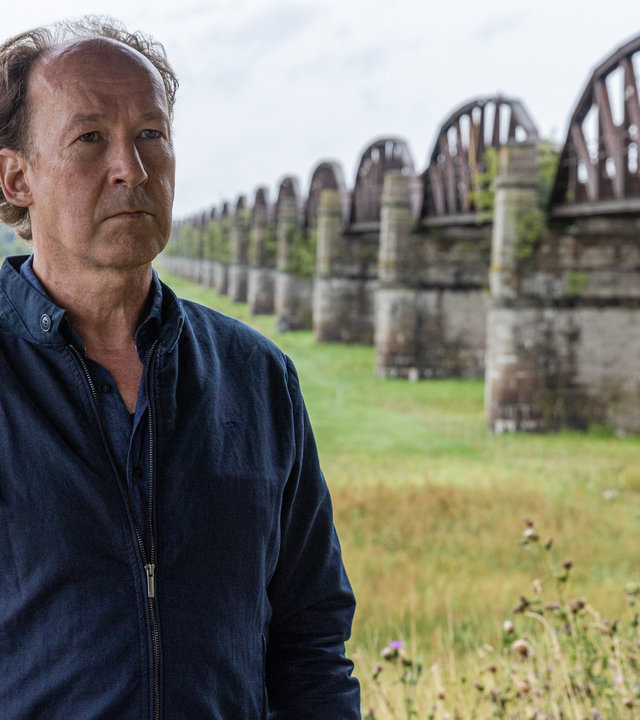 "Wendland - Stiller und die Geister der Vergangenheit": Kriminalhauptkommissar Jakob Stiller (Ulrich Noethen) steht vor der Dömitzer Eisenbahnbrücke.