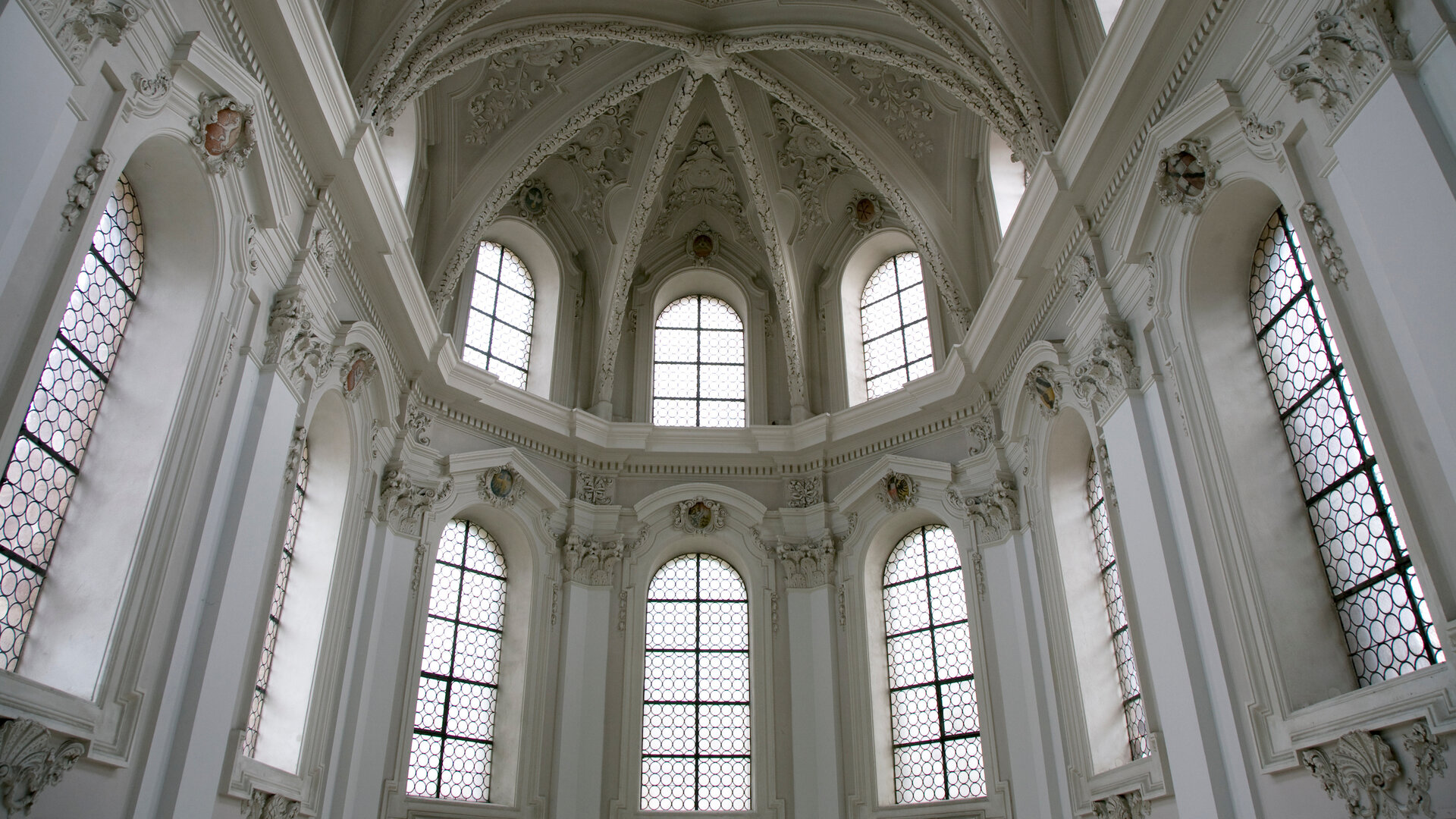 "Evangelischer Gottesdienst - Himmelstöne und Herzensworte": Innenansicht der St. Egidienkirche in Nürnberg: Im Altarraum ragen zweireihige, helle Kirchenfenster im Halbrund empor und lassen viel Licht in den Altarraum ein.