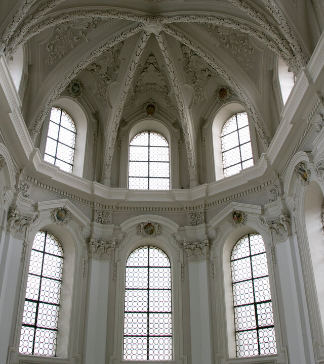 "Evangelischer Gottesdienst - Himmelstöne und Herzensworte": Innenansicht der St. Egidienkirche in Nürnberg: Im Altarraum ragen zweireihige, helle Kirchenfenster im Halbrund empor und lassen viel Licht in den Altarraum ein.