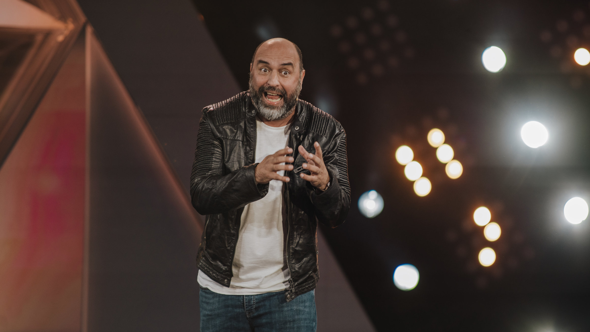 "Serdar Somuncu: „GröHaZ“ Der Größte Hassias aller Zeiten": Serdar Somuncu auf der Bühne