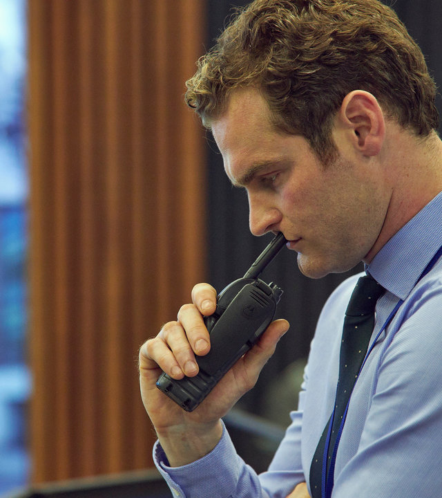 "Trigger Point - Countdown": Thom Youngblood (Mark Stanley) steht nachdenklich und mit gesenktem Kopf im Büro.