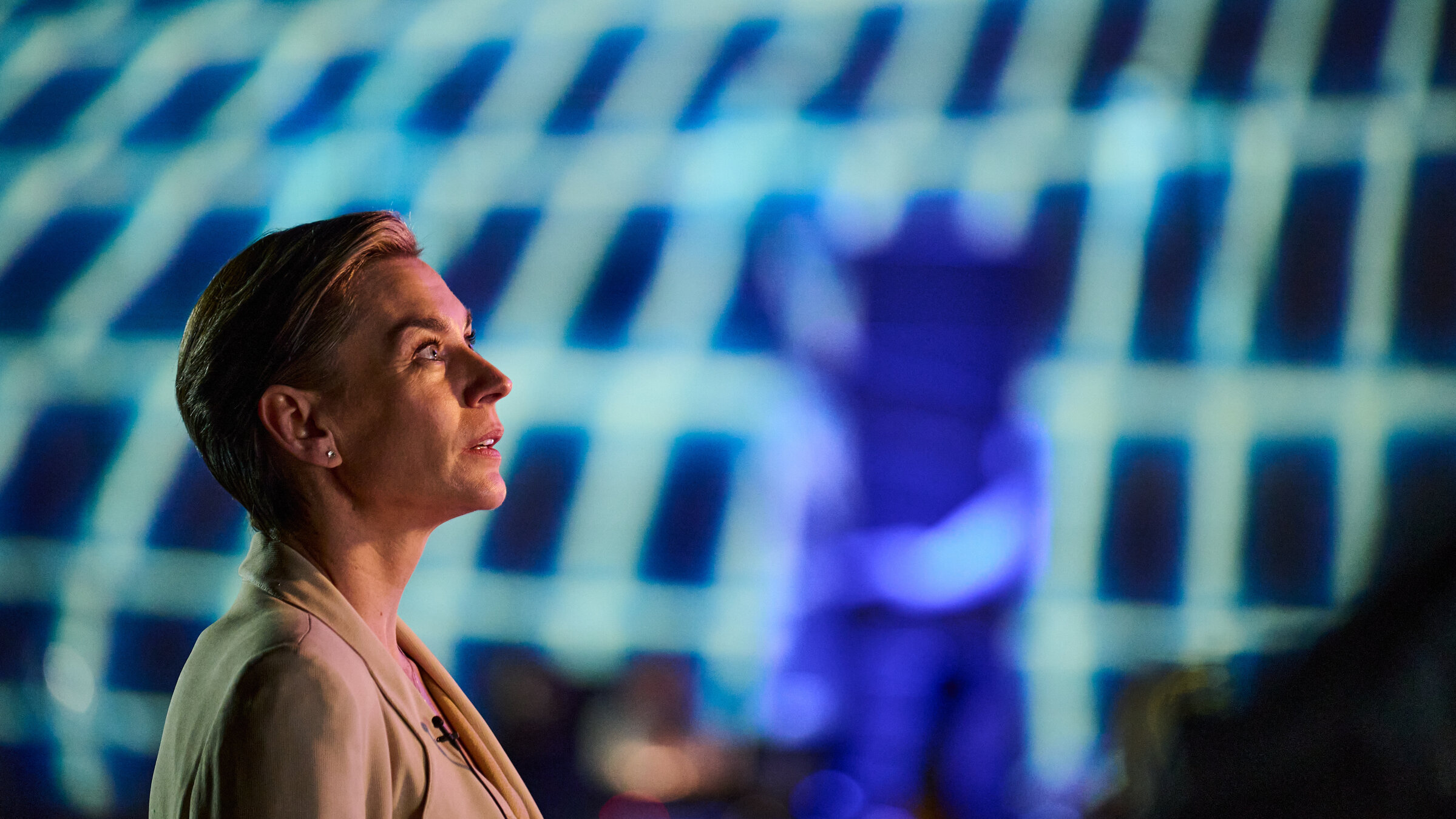 "Concordia - Tödliche Utopie (1) - Der Mord": Juliane Ericksen (Christiane Paul) steht seitlich vor einem blau-weißen Hintergrund und blickt nach oben.