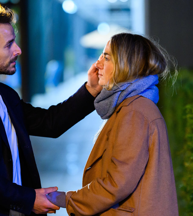 "Bettys Diagnose - Er gehört zu mir": Dr. Frank Stern (Max Alberti) und Betty Weiss (Annina Hellenthal) sind in den Abendstunden vor der Karlsklinik. Stern streichelt über Bettys Wange und hält sie an der linken Hand fest.