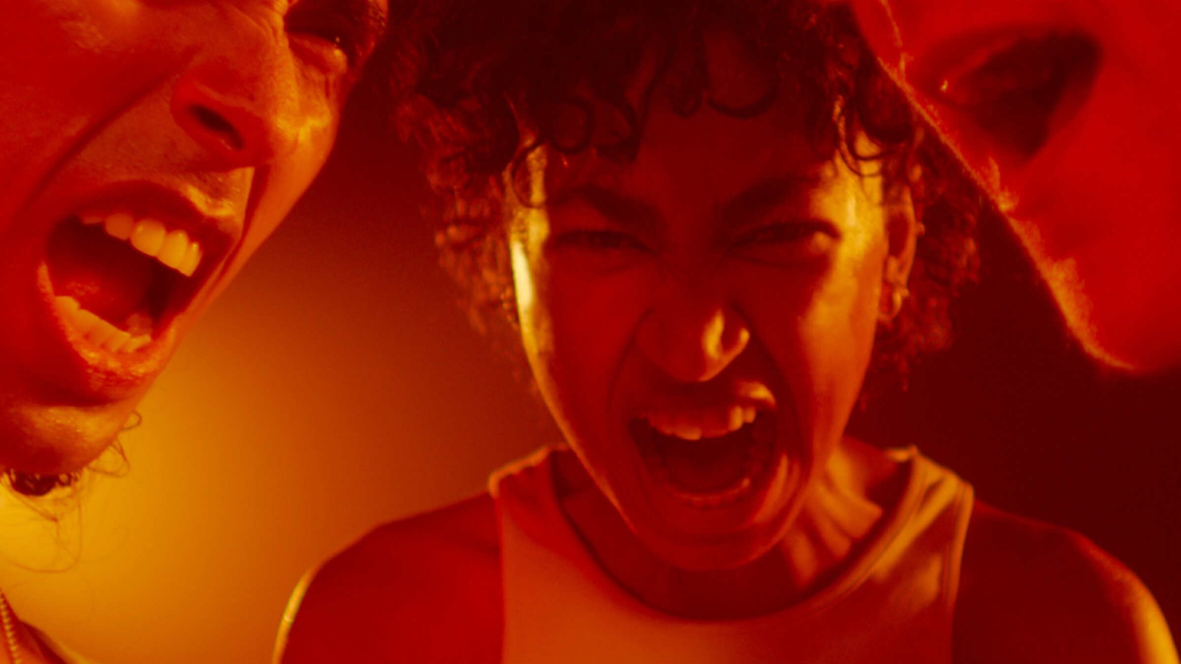 "Queer gewinnt - Eine Sport-Utopie": Nahaufnahme von drei Köpfen, die ihre Münder zum Schrei geöffnet haben.