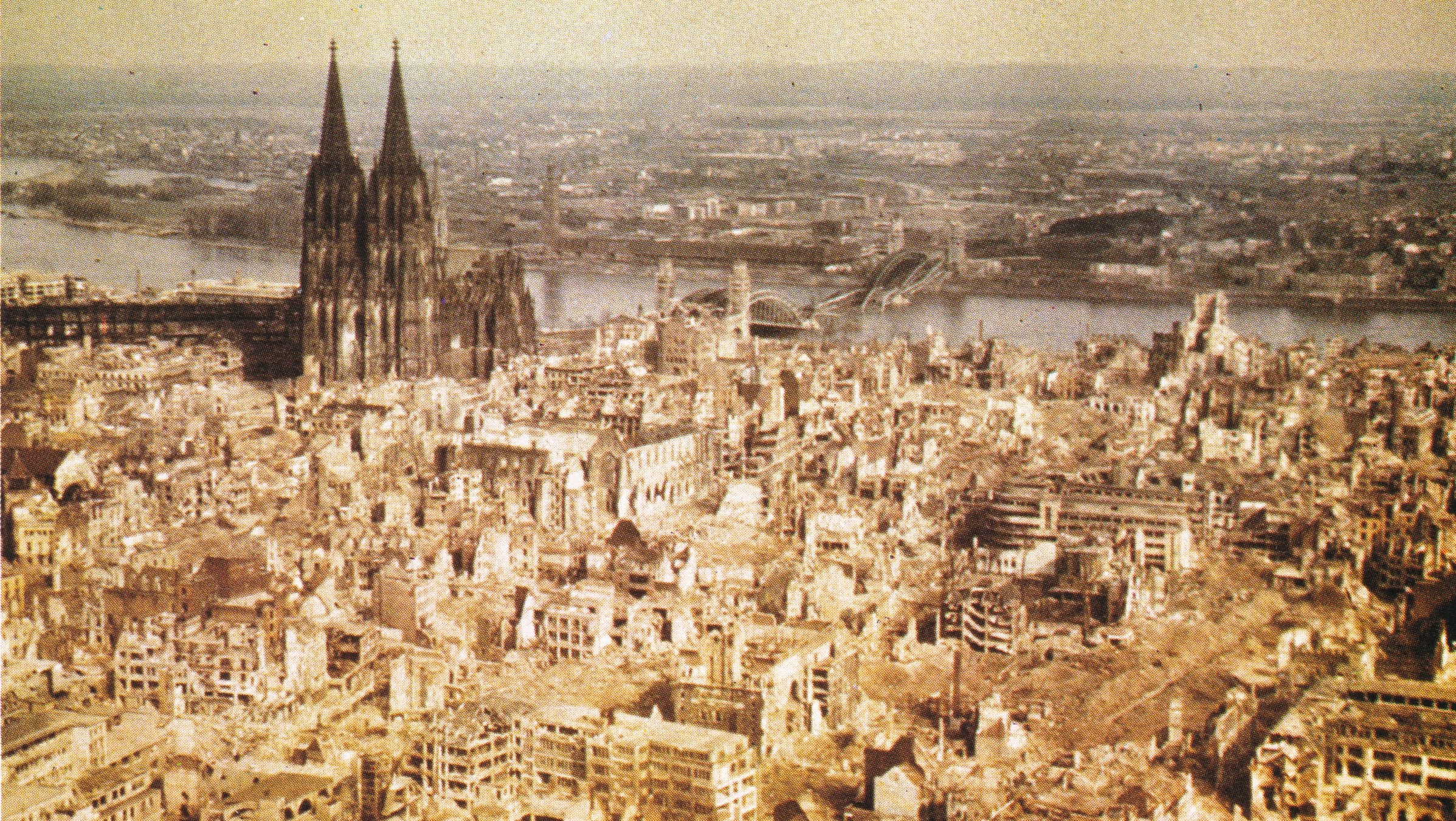 "Countdown zum Kriegsende: Deutschland in Trümmern": Bild der zertrümmerten Stadt Köln von oben.