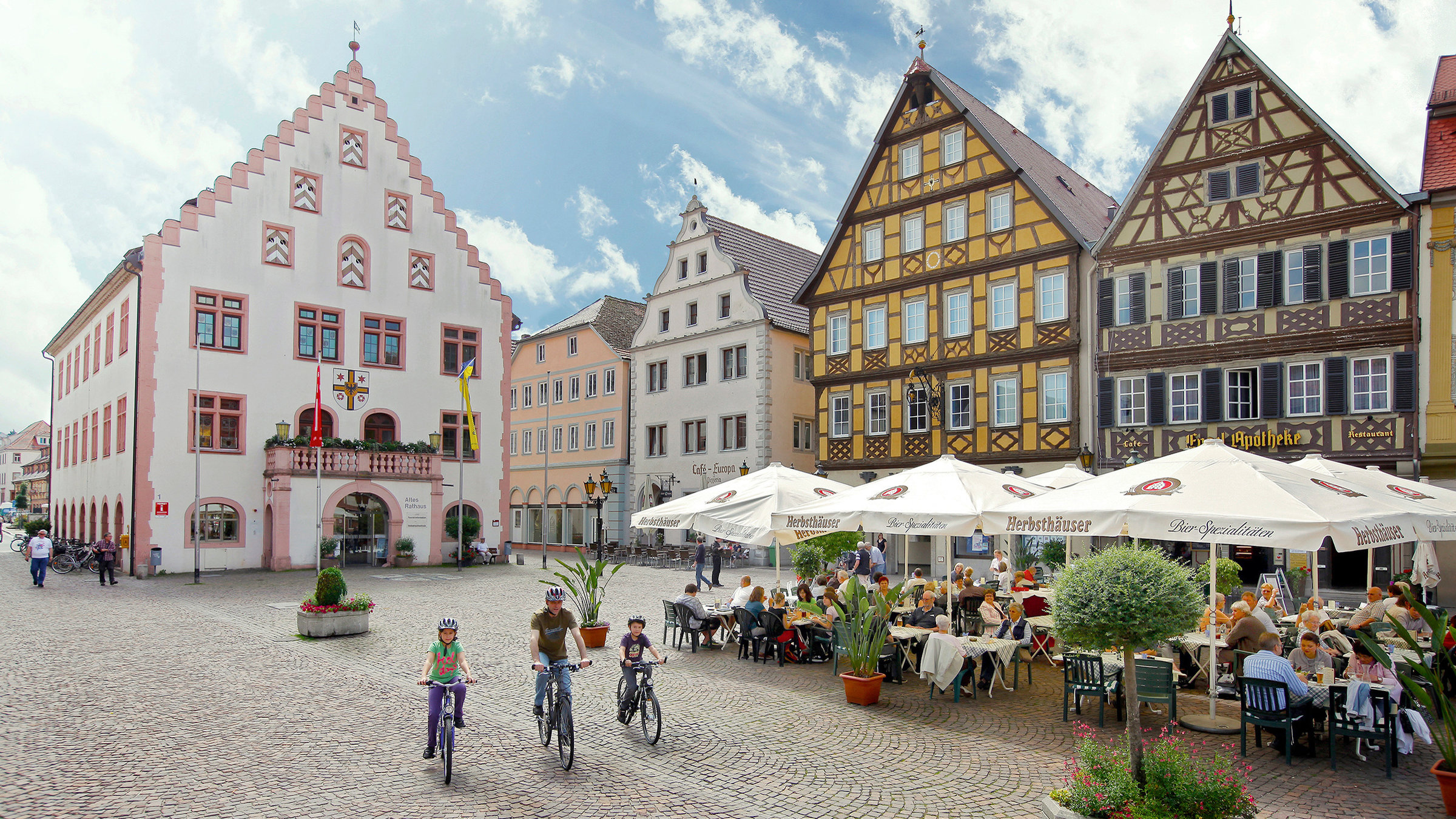 "Die Romantische Straße": Blick auf den Markplatz von Bad Mergentheim mit altem Rathaus (links).