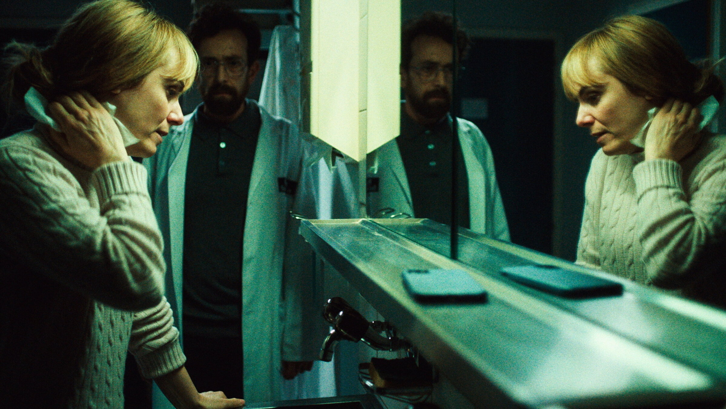 "Alter Ego (4/6)": Ein Geheimnis kommt ans Licht: Anna Pieri Zuercher als Camille Aubry, Luca Di Giovanni als Kurt Lengen.