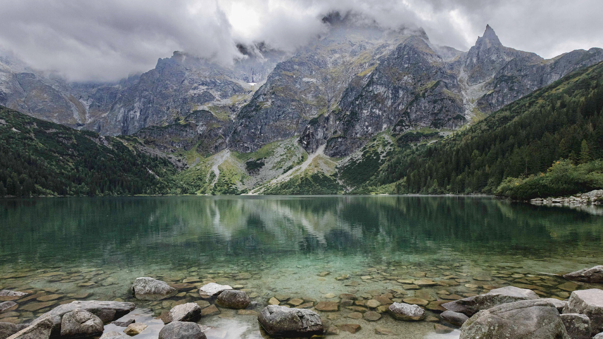 "Wasserparadiese in Europa: Die Tatra-Bergseen": Stürmisches Wetter: das „Meerauge“ und im Hintergrund der Rysy-Gipfel.
