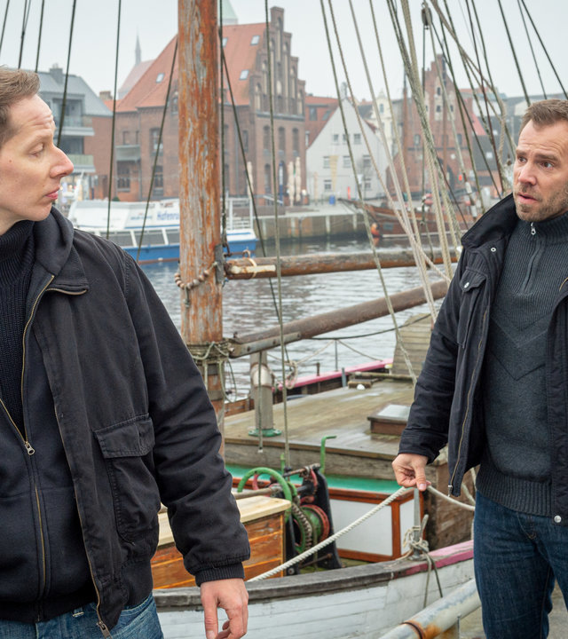 "SOKO Wismar – Lütte Deern": Kommissar Lars Pöhlmann (Dominic Boeer) steht mit Maik Petermann (Maximilian Jaenisch) am Alten Hafen in Wismar und spricht mit ihm.