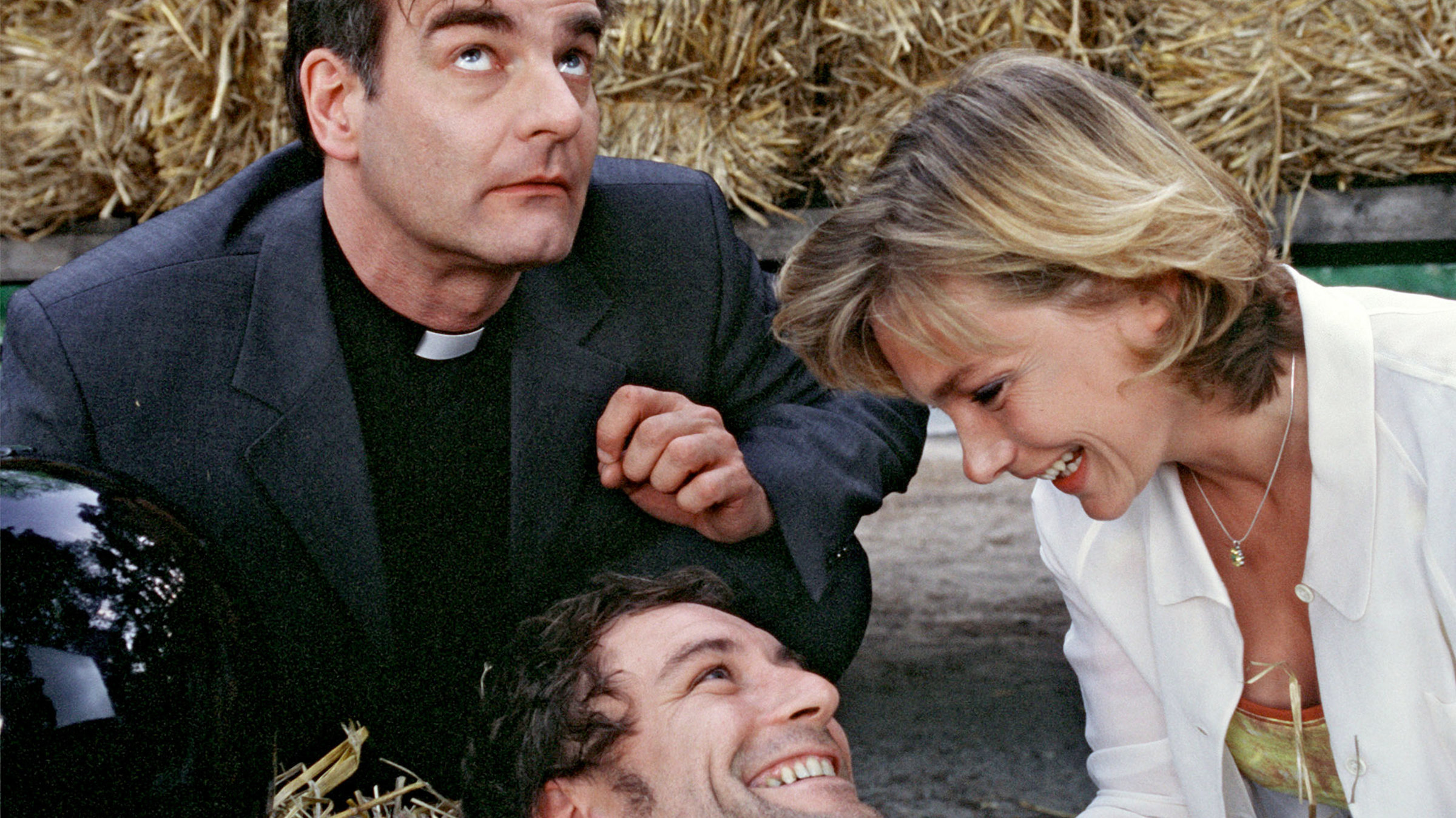 "Suche Mann für meine Frau": Ende gut alles gut: Nachdem Christoph (Heikko Deutschmann, Mitte) von Friederike (Aglaia Szyszkowitz) und Alois (Heinrich Schafmeister) vor dem Tode bewahrt wurde, kann er endlich wieder lachen.