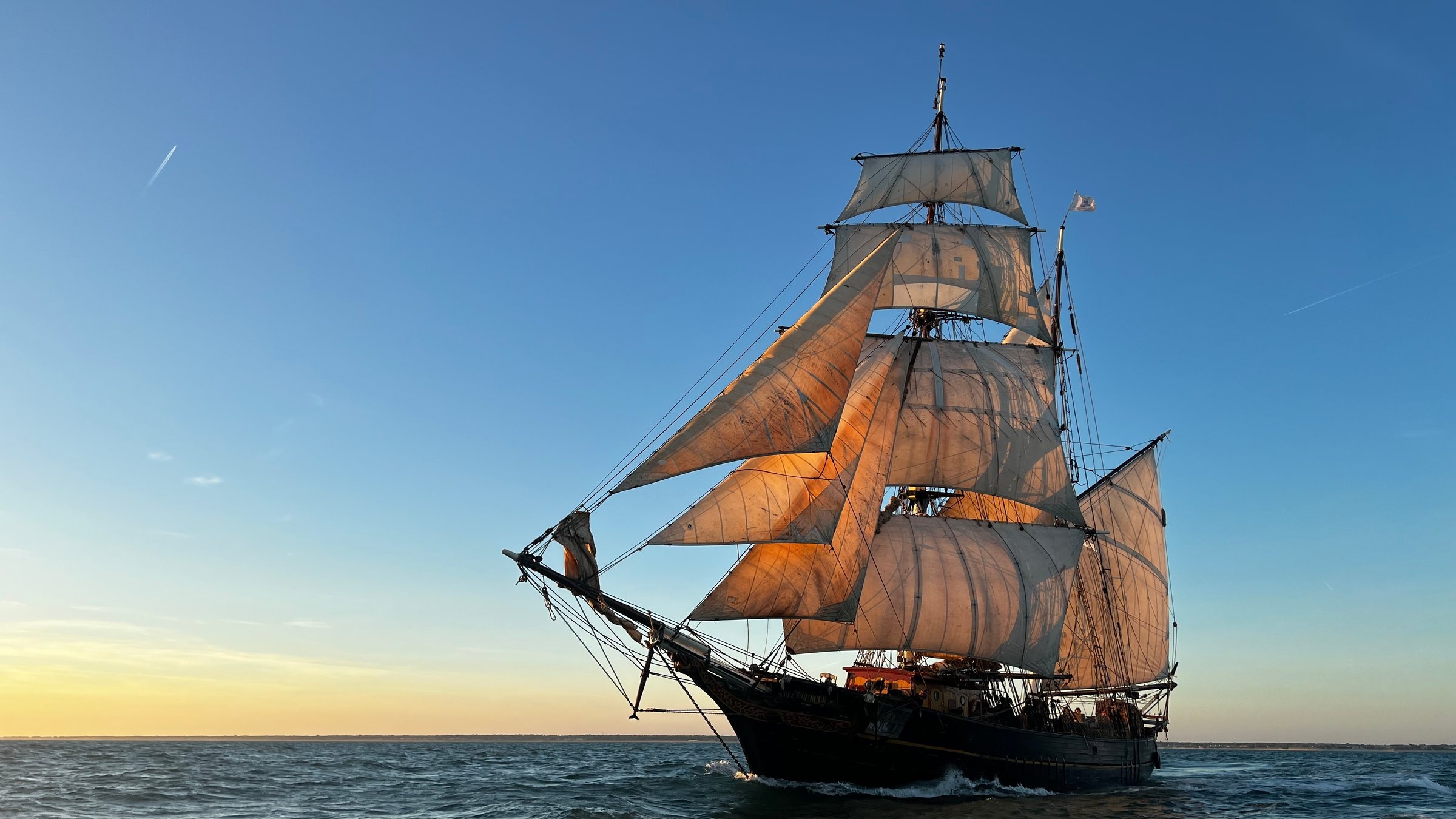 "plan b: Klima ahoi - Wie Schiffe sauberer werden": Die "Tres Hombres", ein Segelschiff, bei Sonnenuntergang auf dem Meer.