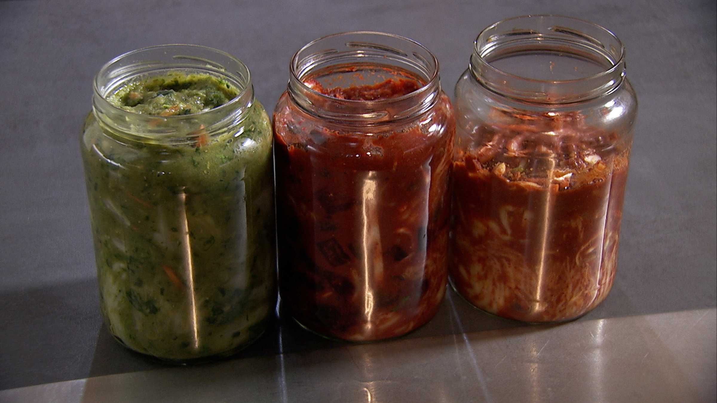 "Kimchi, Sauerkraut und Senf - Vom Einlegen, Würzen und Fermentieren": Verschiedene Chimchi-Variationen bereit für die Fermentierung.