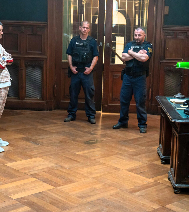 "Das Quartett - Patient Nr. 13": In einem Innenraum: Francesca Brombilla (Mina Tander), Marie Schaub (Alessija Lause), Thomas Friede (Max von Pufendorf) und Jimmy Yilmaz (Doğa Gürer) stehen Maike Riem (Anja Kling) und Christoph Hofherr (Shenja Lacher) gegenüber und blicken die beiden an. Maike und Christoph sitzen an einem Holztisch und schauen zurück. Mit im Raum stehen drei weitere Polizisten (Komparsen).