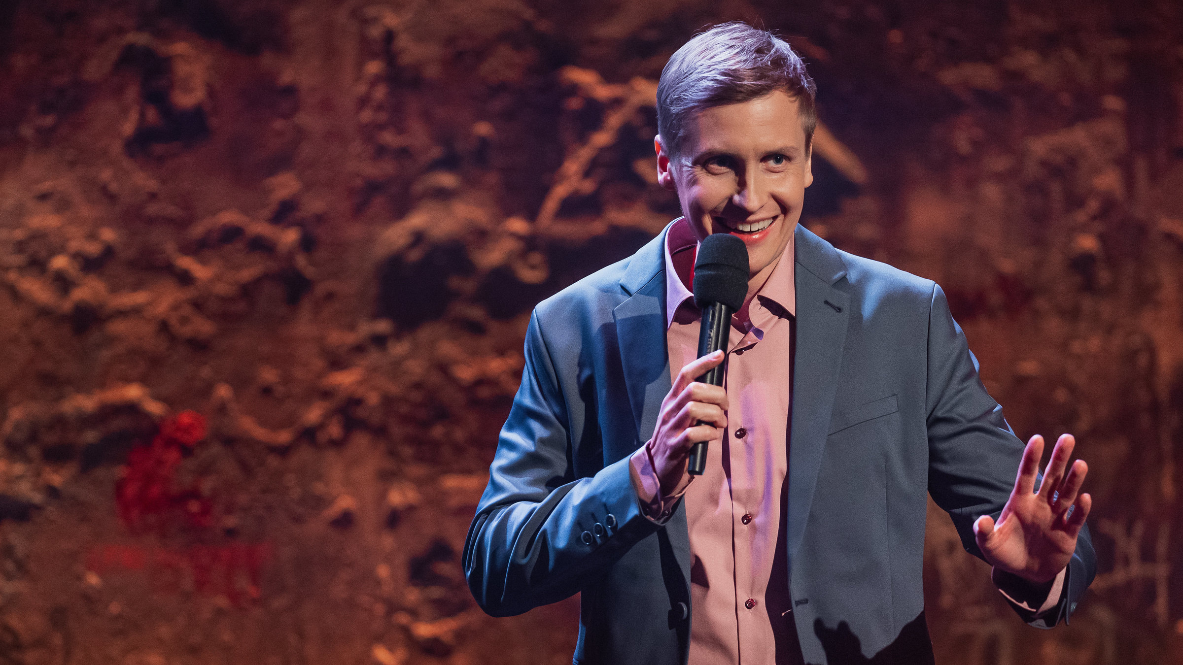 "Till Reiners´ Happy Hour": Der Gastgeber Till Reiners steht auf der Bühne und unterhält das Publikum.