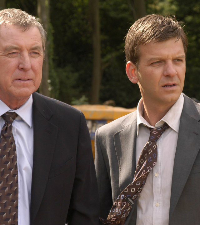 "Inspector Barnaby - Kind des Todes": DCI Tom Barnaby (John Nettles) und DS Ben Jones (Jason Hughes) stehen nebeneinander am Tatort und beobachten etwas.